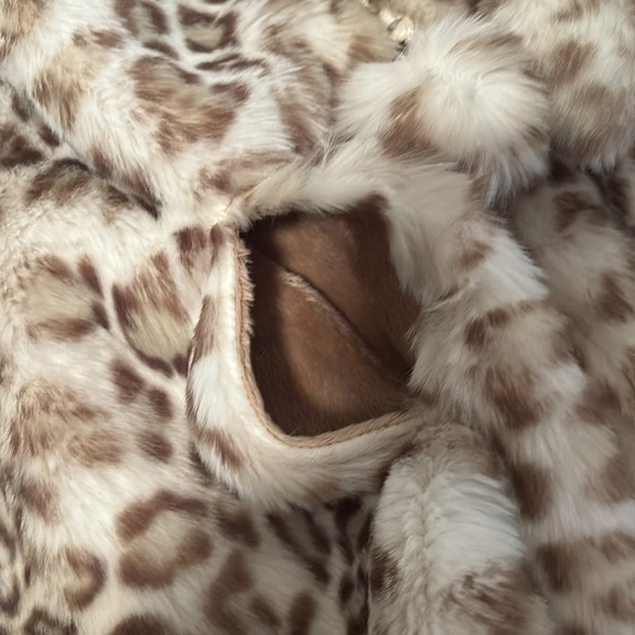 Donna Salyers’ Fabulous Furs Childs shawl/coat. Size Medium - Picture 5 of 7